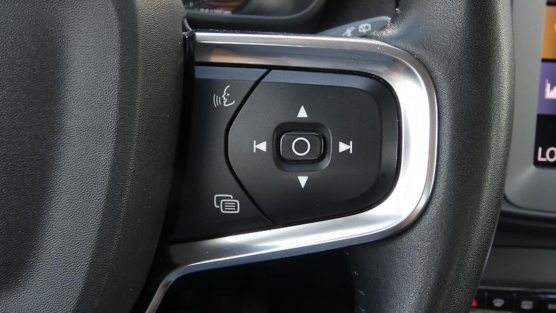 Volvo XC40 T2 FWD Momentum Core - fotka 12 z 22