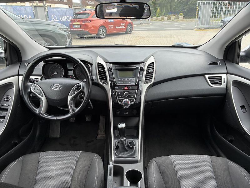 Hyundai i30 1,6i 99kW TAŽNÉ - fotka 11 z 25