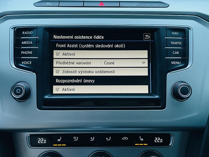 Volkswagen Passat 2.0TDI AUTOMAT VÝHŘEV SENZORY - fotka 42 z 48