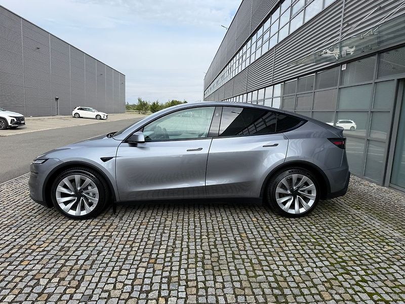 Tesla Model Y (2025) - fotka 8 z 76