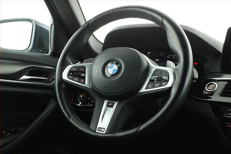 BMW Řada 5 (2022) M Sport 530d xDrive - fotka 8 z 21