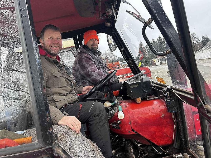 Táta, brácha a já, jedeme v tom spolu. V Suchém pořádali v pondělí vánoční jízdu traktorů.