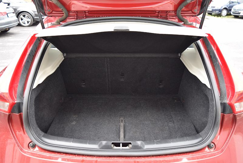 Volvo V40 (2016) 2.0i T2 90kw INSCRIPTION MANUÁ - fotka 9 z 48