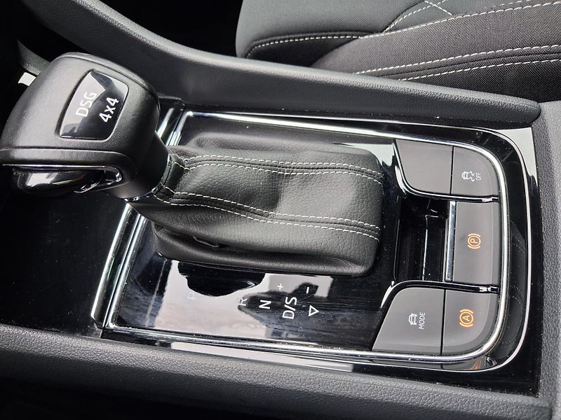 Škoda Karoq (2020) 2,0TDi DSG 4x4 SPORTLINE NAVI - fotka 39 z 48