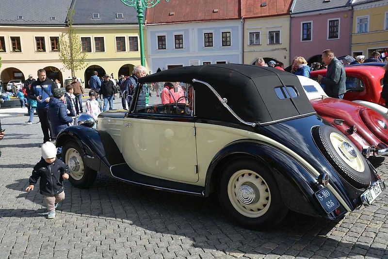 Automobiloví a motocykloví veteráni se vydali v neděli na tradiční jízdu Ze zámku na hrad. Start byl na Horním náměstí v Přerově, kde si lidé užili bohatý program.