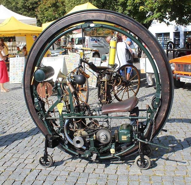 Spanilá jízda historických skvostů startovala ze zaplněného náměstí v Uherském Hradišti