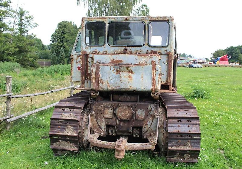 Bez něj se neobešla snad žádná velká stavba u nás. Pásový traktor, nebo chcete-li buldozer ČTZ 100, patřil po desetiletí ke koloritu každodenní činnosti do doby, než jej po roce 1989 vystřídala modernější západní technika.