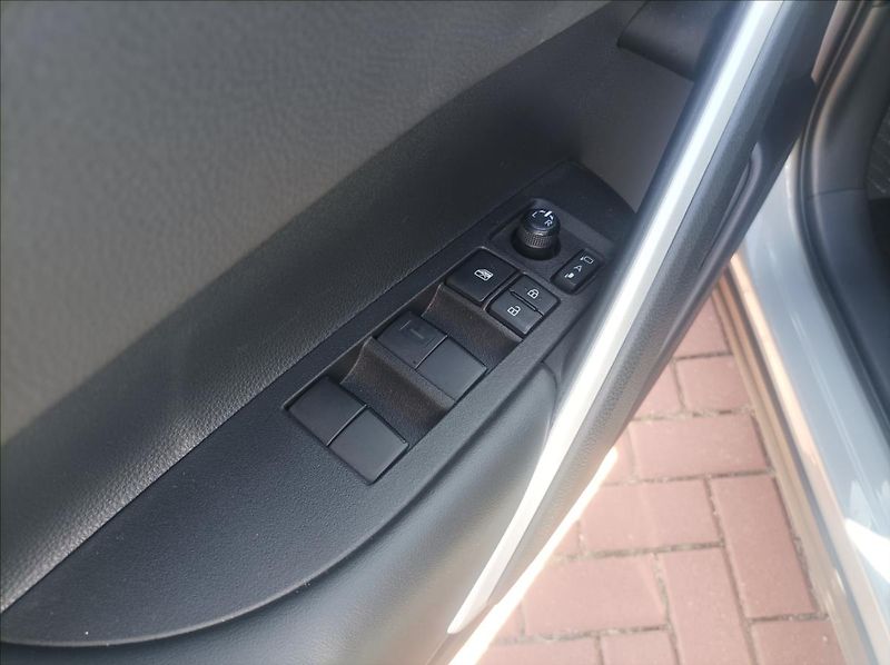 Toyota Corolla Cross 2,0 Executive Skyview - fotka 8 z 18