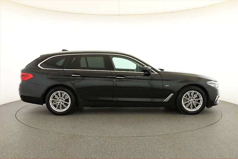 BMW Řada 5 (2018) Luxury Line 530d xDrive - fotka 6 z 18