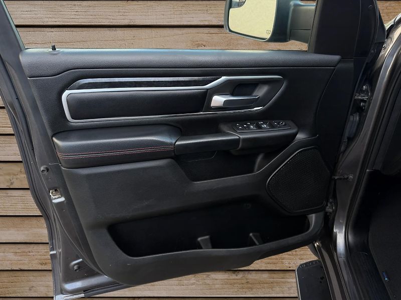 Dodge RAM (2019) +HEMI+LPG+OFFROAD PAKET+ - fotka 14 z 22