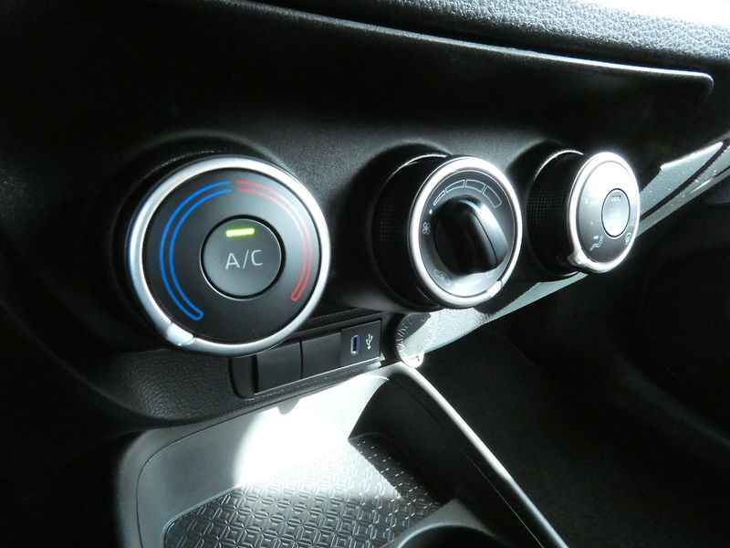 Toyota Aygo (2024) 1,0 53KW - fotka 28 z 30