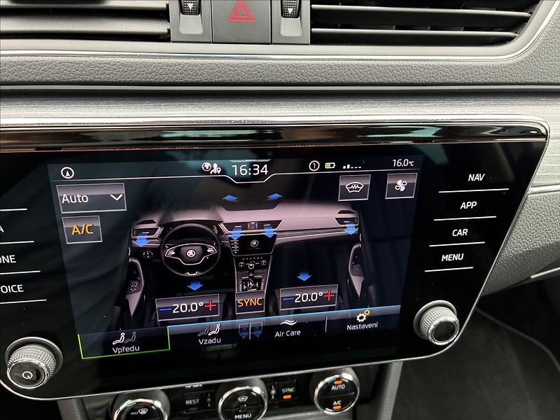 Škoda Superb 2,0 STYLE,PANORAMA,TAŽNÉ,LED - fotka 30 z 36