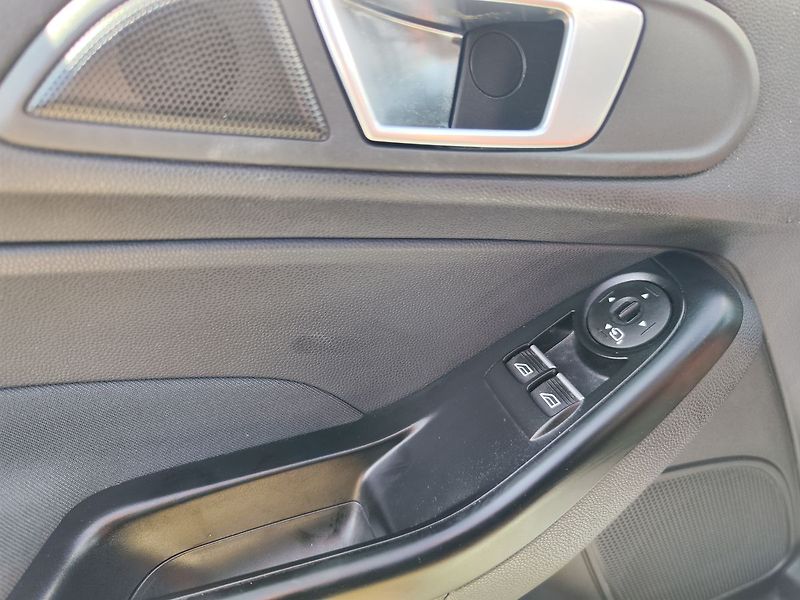 Ford Fiesta 1.6/134kW ST ČR 1.Majitel - fotka 24 z 27
