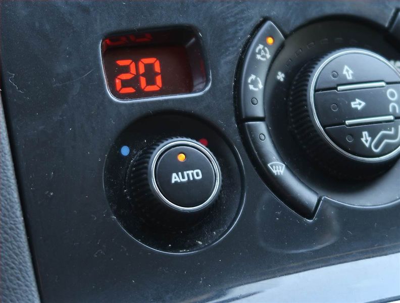 Peugeot 5008 (2013) 1.6 HDi, Automat, 7 míst - fotka 20 z 21