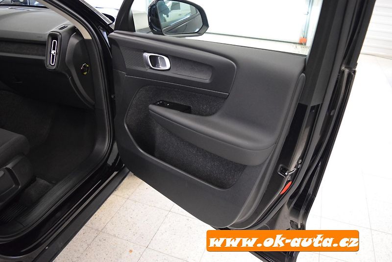 Volvo XC40 T2 MOMENTUM AUTOMAT-DPH - fotka 20 z 50