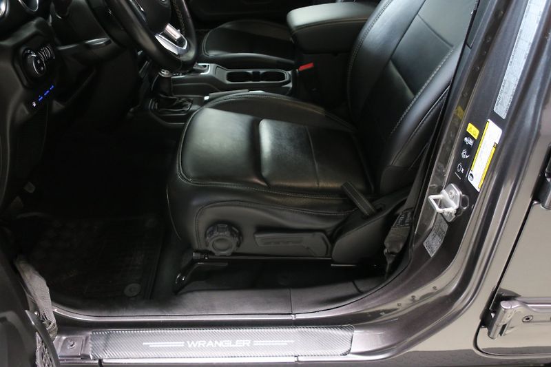 Jeep Wrangler (2022) 2.0 4xe PHEV Unlimited Sahara - fotka 13 z 50