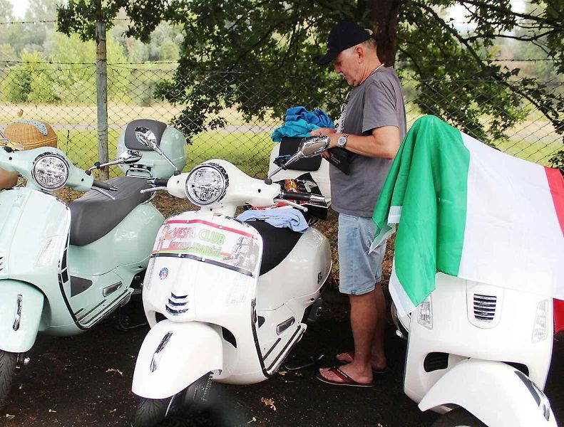 Sraz majitelů italských skútrů Vespa s názvem Vesparáda se v Lovosicích uskutečnil již popáté. Na snímku právě konvoj vyráží na spanilou jízdu.