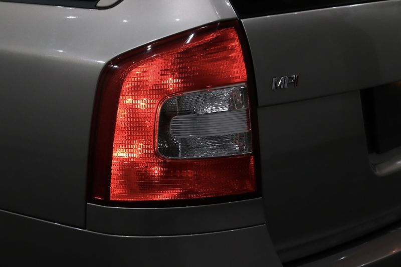 Škoda Octavia 2 FL Combi 1.6 MPI 75 kW - fotka 9 z 28