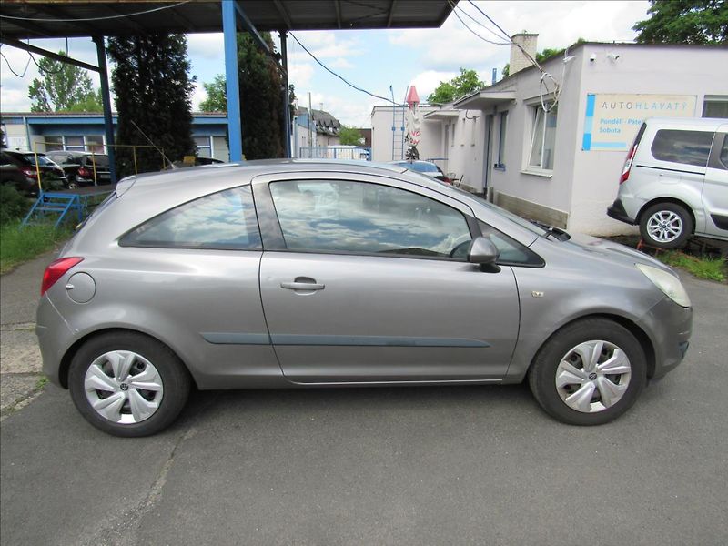 Opel Corsa 1,2 i 59kW - fotka 8 z 26