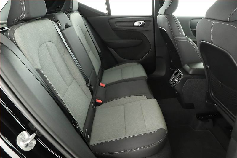 Volvo XC40 (2023) B3 - fotka 7 z 19