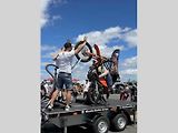 Unikátní trenažér pro trénink jízdy po zadním kole, známý jako Wheelie Machine, má své evropské zázemí v Karlovarském kraji.