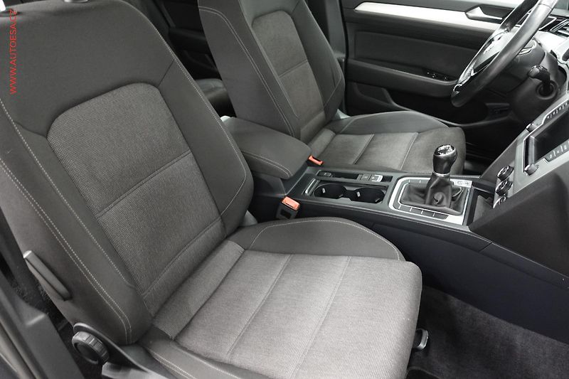 Volkswagen Passat (2015) 2.0 TDi, Comfortline, panor - fotka 11 z 21