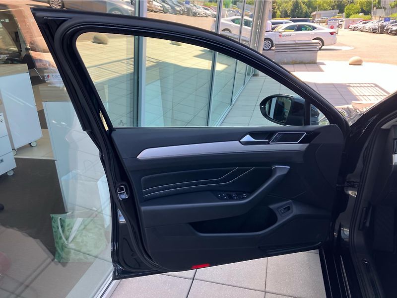 Volkswagen Passat 2,0TDi 110kW Business Premium - fotka 23 z 30