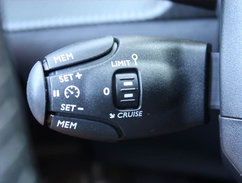 Peugeot 2008 (2024) Allure 1.2 PureTech - fotka 18 z 22