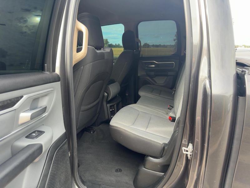 Dodge RAM 1500 (2020) 3,6 Bighorn Lonestar Quad 4x4  - fotka 11 z 19