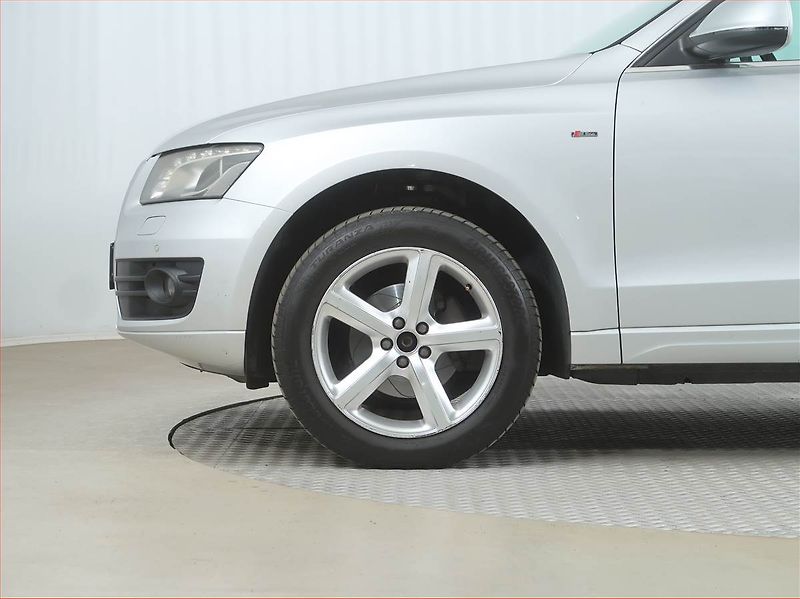 Audi Q5 (2009) 2.0 TFSI, 4X4, Automat - fotka 15 z 17