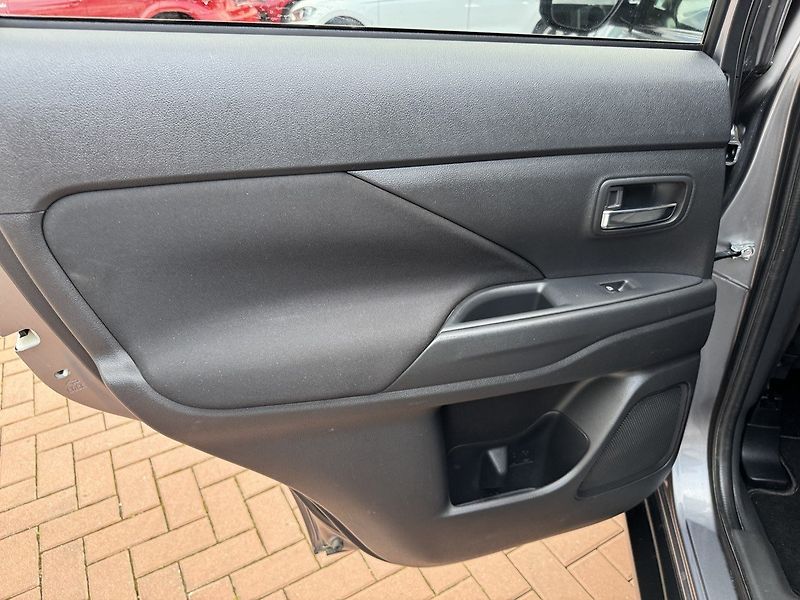 Mitsubishi Outlander (2019) 2.0i Mivec Navi Kamera - fotka 25 z 50