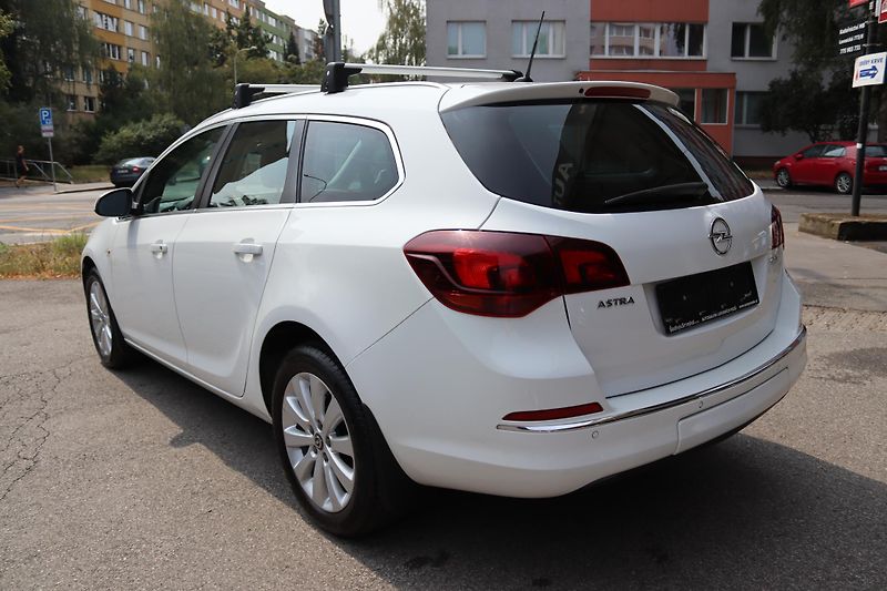 Opel Astra Opel Astra J Sports Tourer 1.7 - fotka 16 z 54