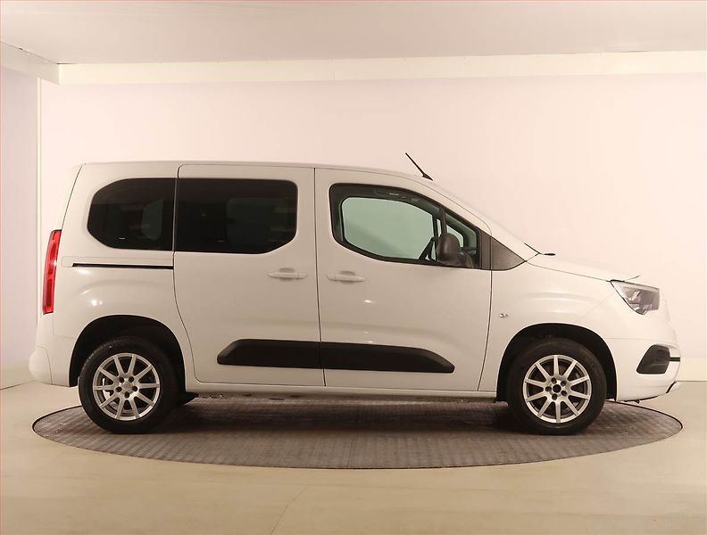 Opel Combo (2023) Edition 1.5 CDTI, 5Míst, ČR - fotka 6 z 21