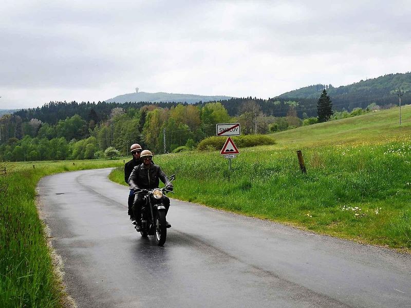 Historická vozidla a motorky projely v sobotu Českým lesem v rámci vyjížďky zvané Po pašeráckých stezkách.