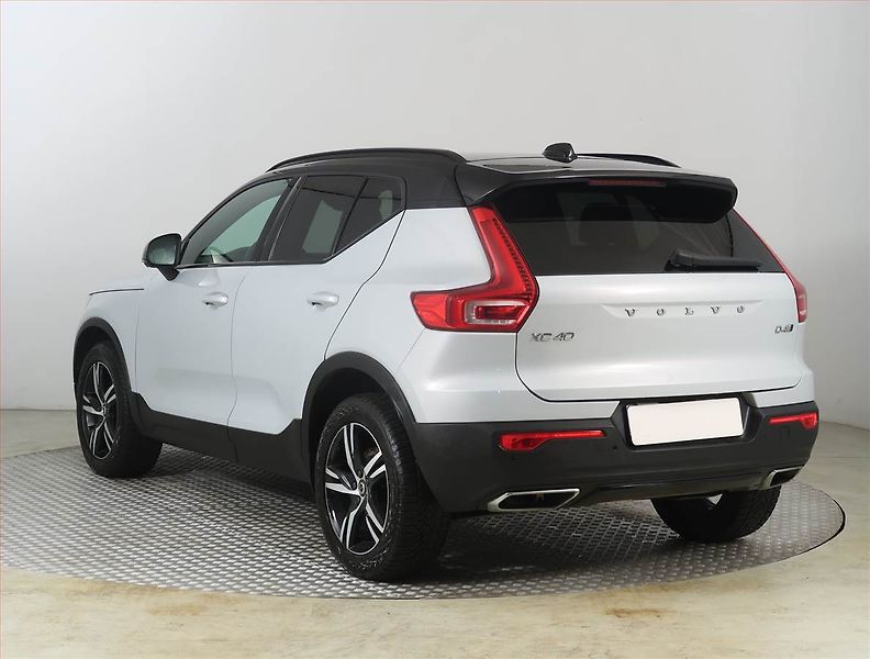 Volvo XC40 (2019) R-Design D4 AWD - fotka 4 z 27