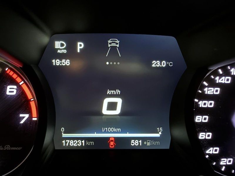 Alfa Romeo Giulia (2017) 2.0 T 280k AT8 ZF Q4 4x4 Veloc - fotka 13 z 20