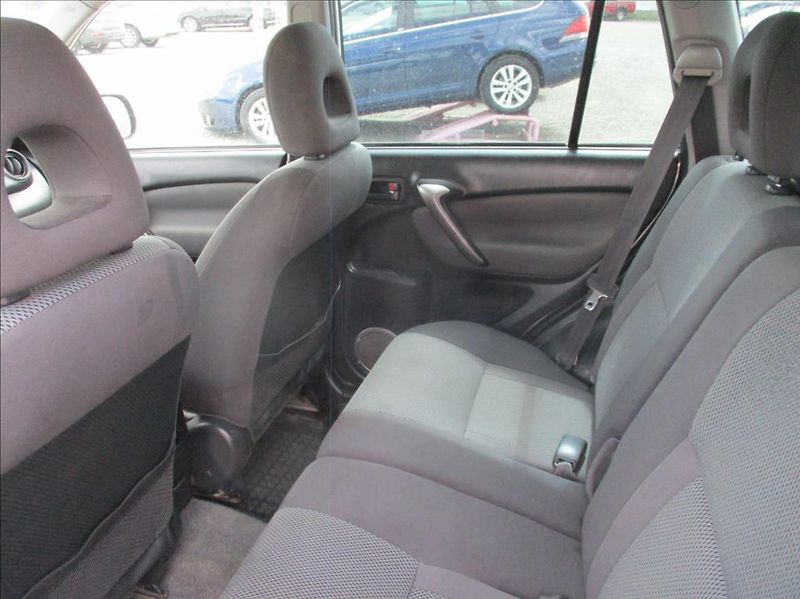Toyota RAV4 2,0 D4D, klima,4x4,servis,tažn - fotka 16 z 34