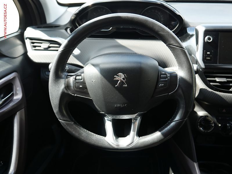 Peugeot 2008 (2015) 1.2i, AC, tempo - fotka 10 z 24