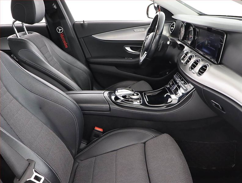 Mercedes-Benz Třídy E (2019) E 220 d - fotka 9 z 26