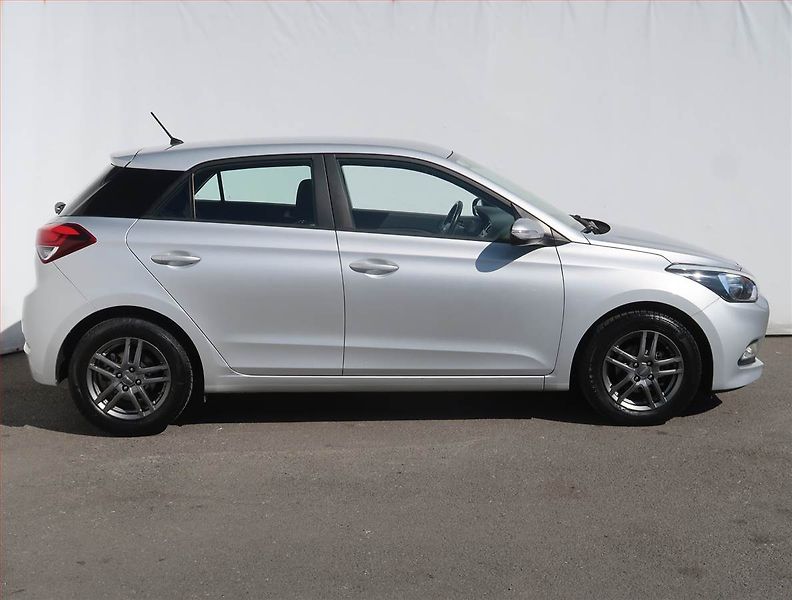 Hyundai i20 (2016) 1.4, Automat, Serv.kniha - fotka 6 z 18