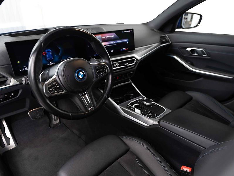 BMW Řada 3 330e xDrive Touring - fotka 11 z 22