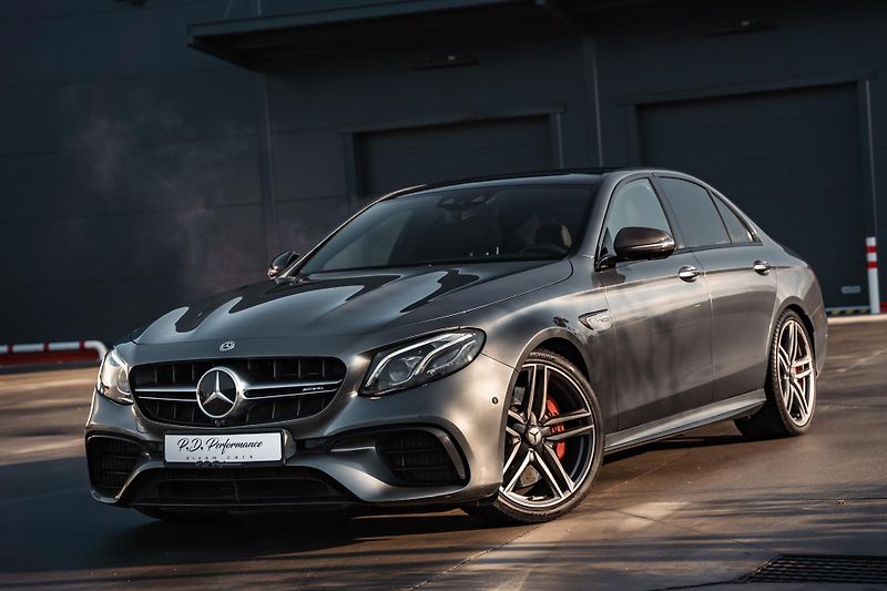 Mercedes-Benz Třídy E (2017) E63S AMG 4Matic+ V8 Biturbo - fotka 2 z 99