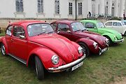 Z 33. Mezinárodního srazu Beetle a New Beetle na téma Naruby u zámku Kačina ve Svatém Mikuláši.