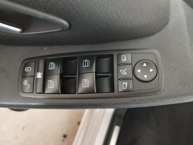 Mercedes-Benz Třídy A (2008) 1,5i 70KW,AUTOMAT,XEN,ALU,KŮŽE - fotka 18 z 19