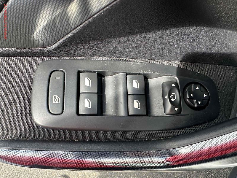 Peugeot 2008 (2015) 1.2PT, Panor,navi - fotka 11 z 17