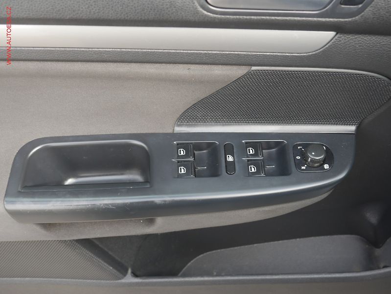 Volkswagen Golf (2013) 1.6 TDi VI, Navi, AC - fotka 16 z 16