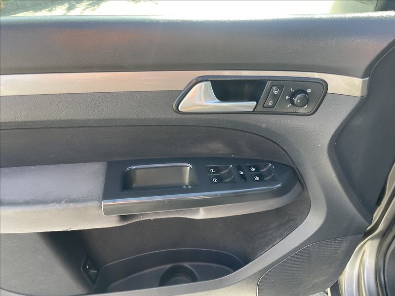 Volkswagen Touran 1,9 TDi 77kw 6rychlostí Klimat - fotka 23 z 35