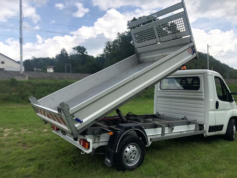 Peugeot Boxer (2021) 2.2HDi sklápěč 3.6m  43000 km  - fotka 3 z 11