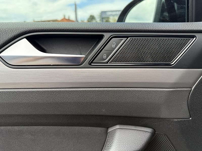 Volkswagen Passat Variant 2,0TDI R-Line Design - fotka 17 z 43
