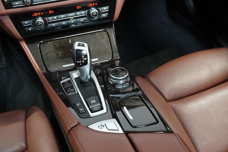 BMW Řada 5 530xD,NZ.TOP,PANO,ADAPTIVE LED - fotka 26 z 40
